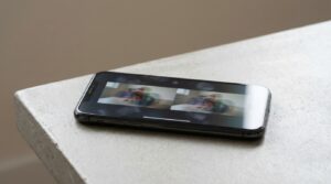 celular com vídeo duplicado sendo identificado no tiktok