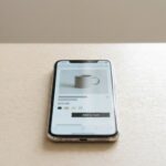 celular exibindo página de venda online em destaque