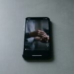 celular exibindo baixo número de visualizações no tiktok