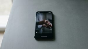 celular exibindo baixo número de visualizações no tiktok