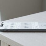 celular exibindo post com hashtags e baixo alcance